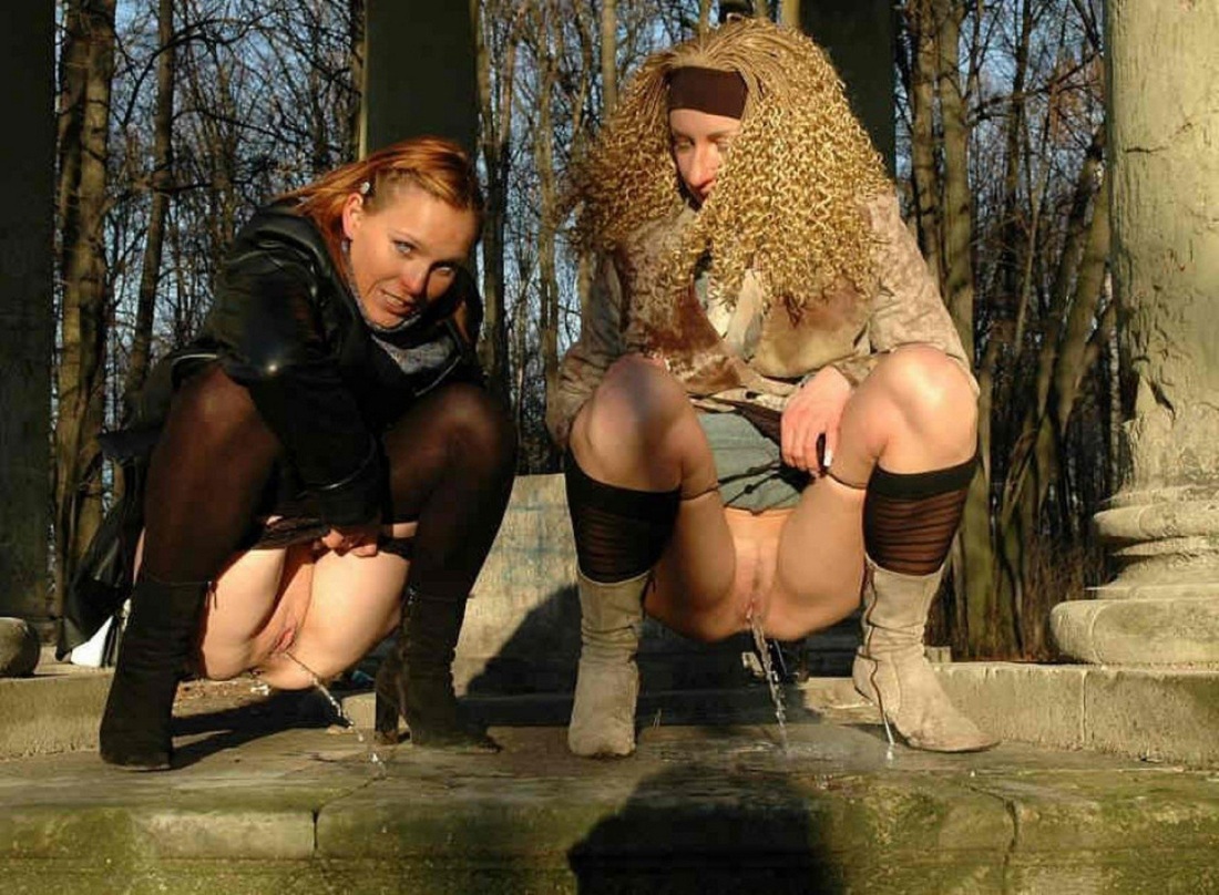 Женский писсинг на улице стоя