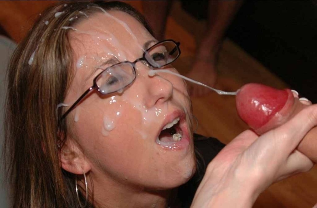 Кончил на лицо девушке в очках