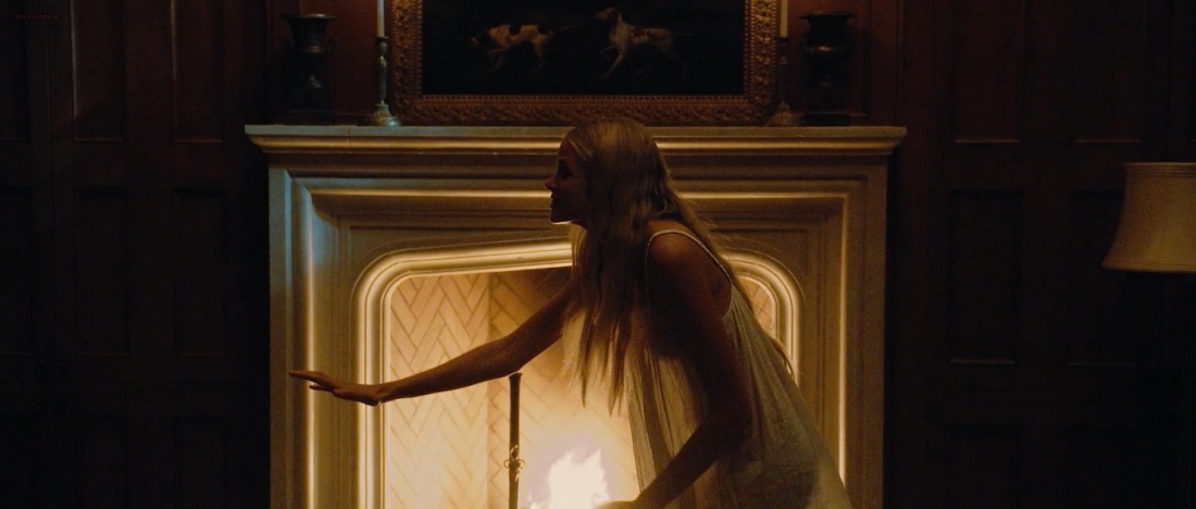 Молодая анальщица на природе