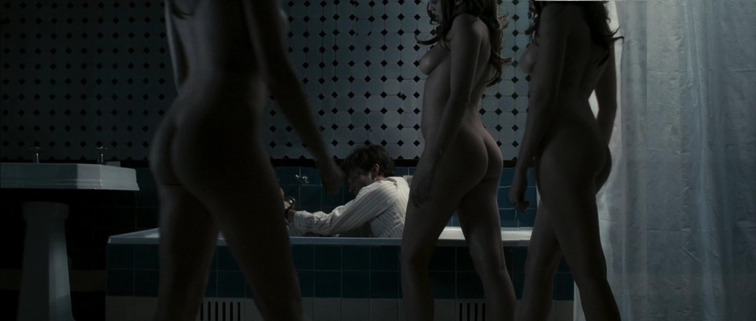 Тереза Палмер (Teresa Palmer) голая в фильме «Берлинский синдром» (2017)