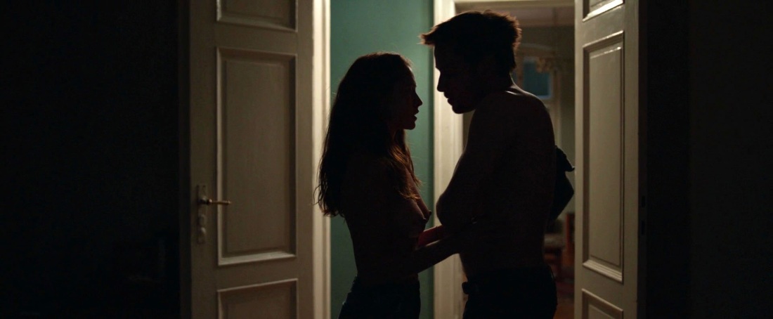 Тереза Палмер (Teresa Palmer) голая в фильме «Берлинский синдром» (2017)