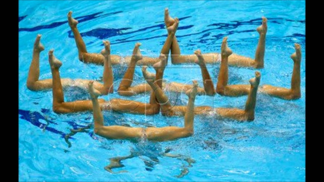 Джулия гилас в бассейне голая