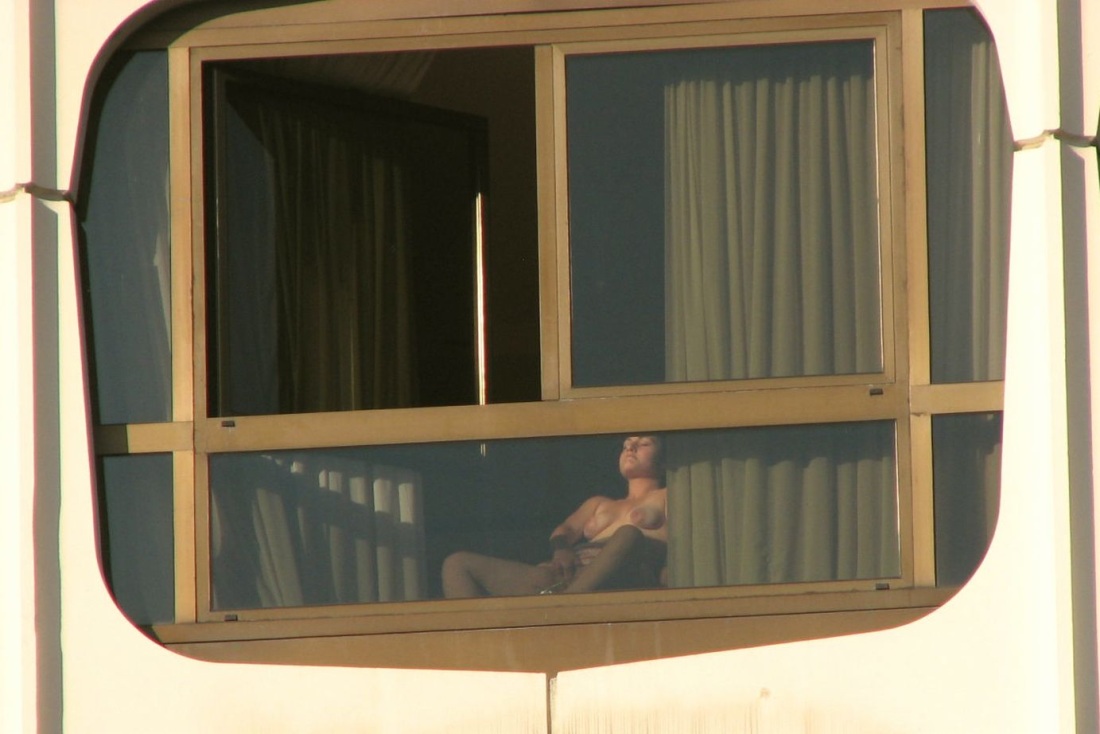 Голая соседка в окне напротив