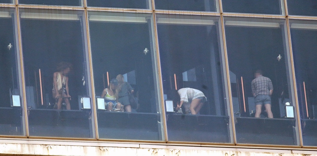 Подсмотренное через окно