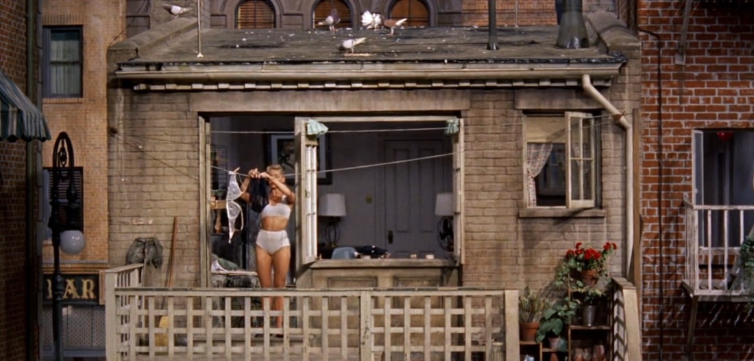 Голые женщины в окнах домов