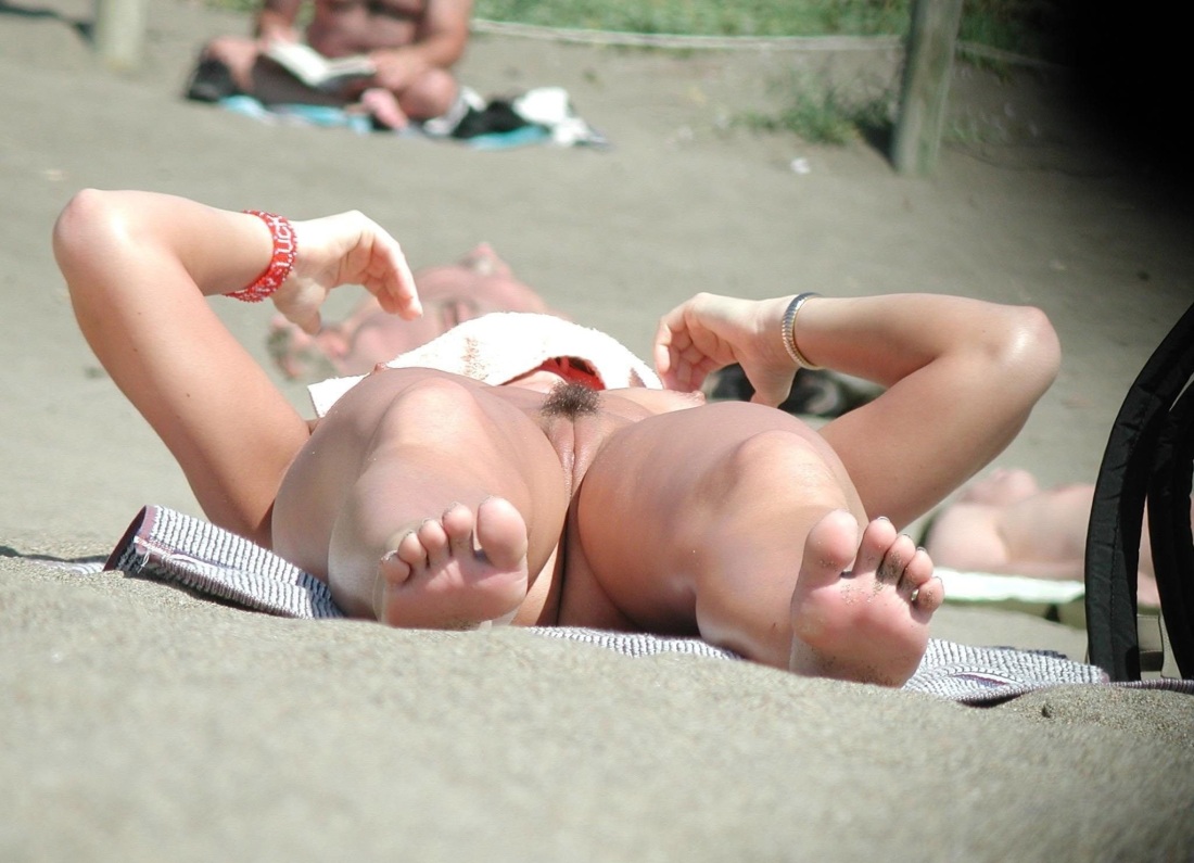 Подсмотренные голые попки на пляже