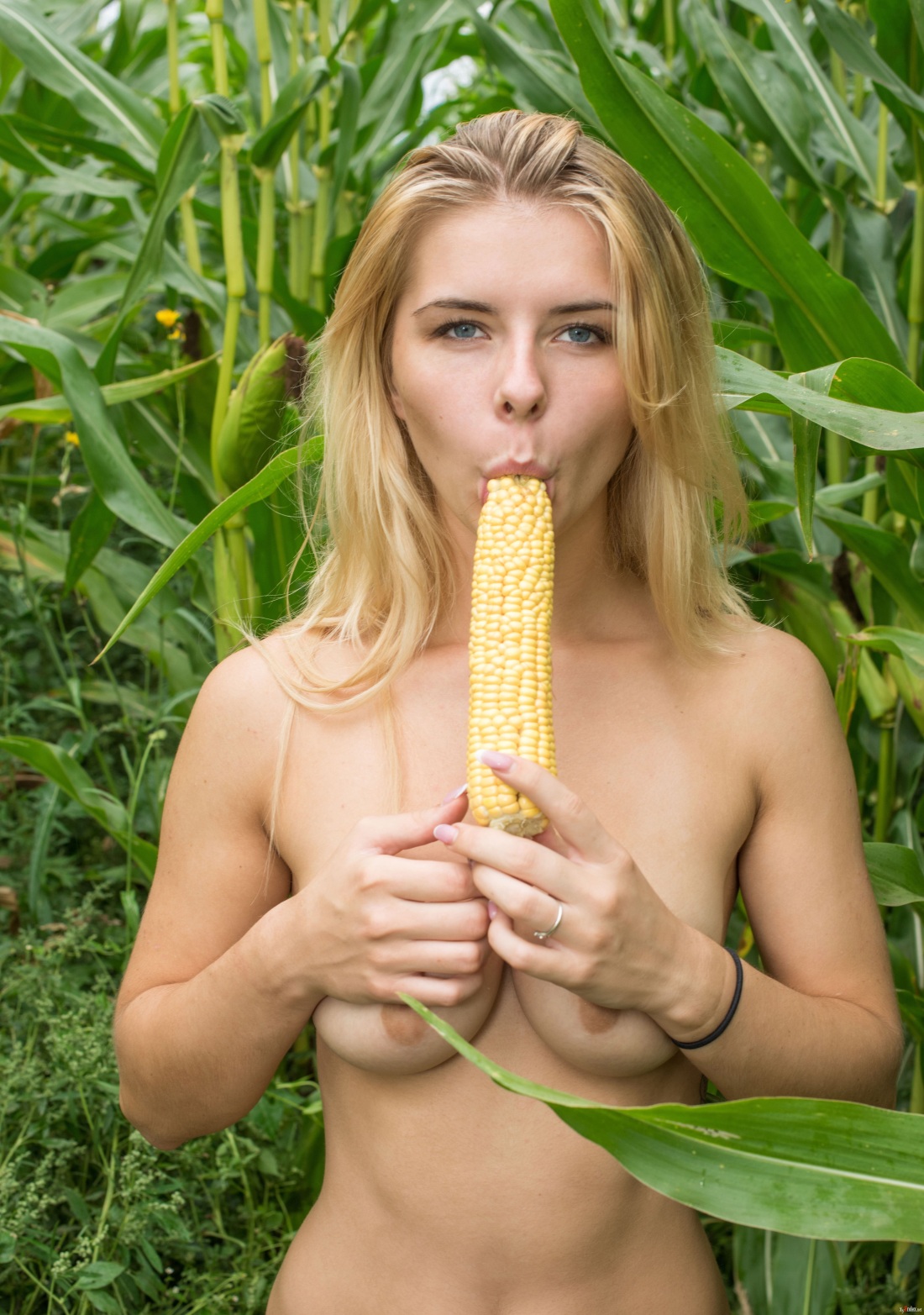 Катерина ховоркова в поле голая