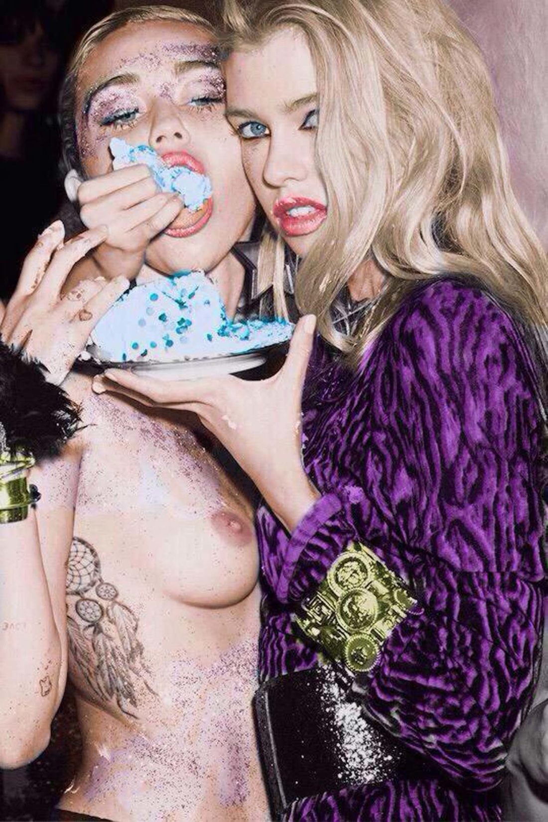 Майли Сайрус голая гиф