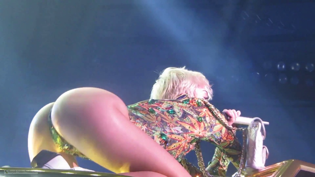 Майли Сайрус топлесс