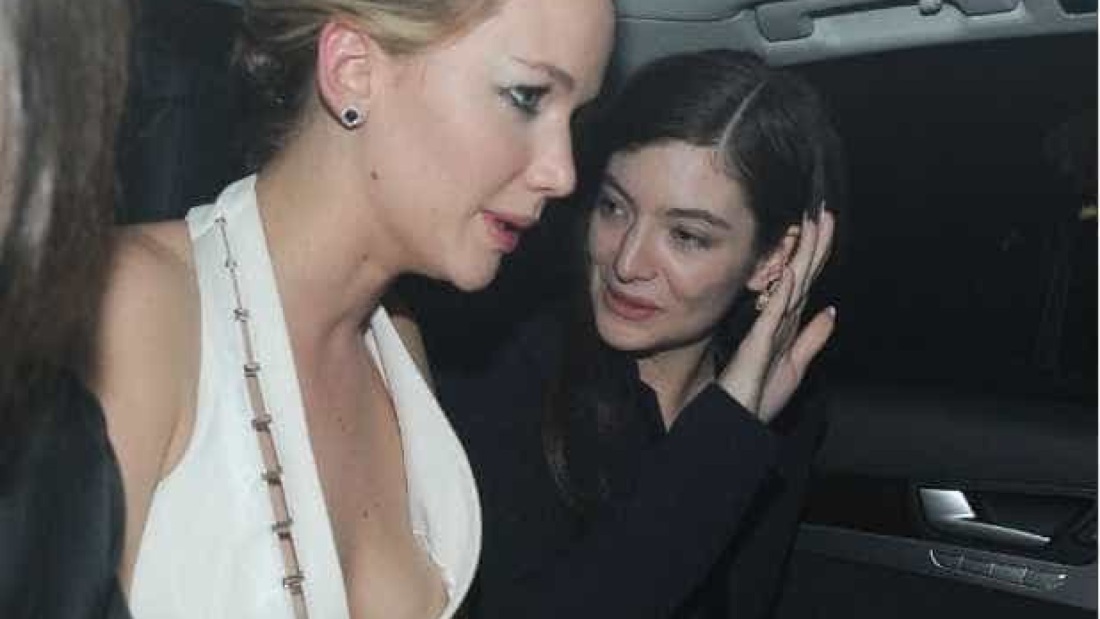 Вывалила грудь на улице