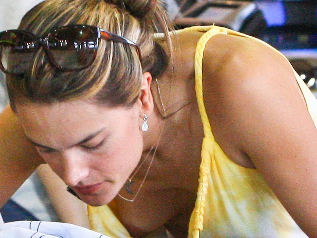 Красивая грудь под блузкой