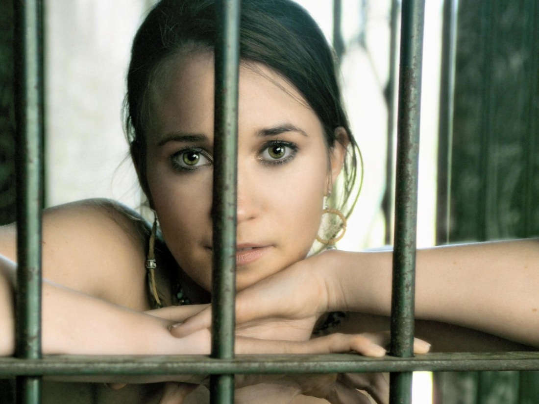 Голые заключенные женщины