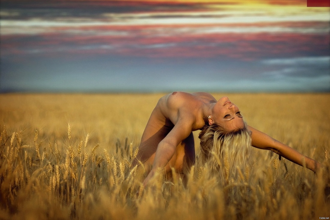 Топлесс в поле