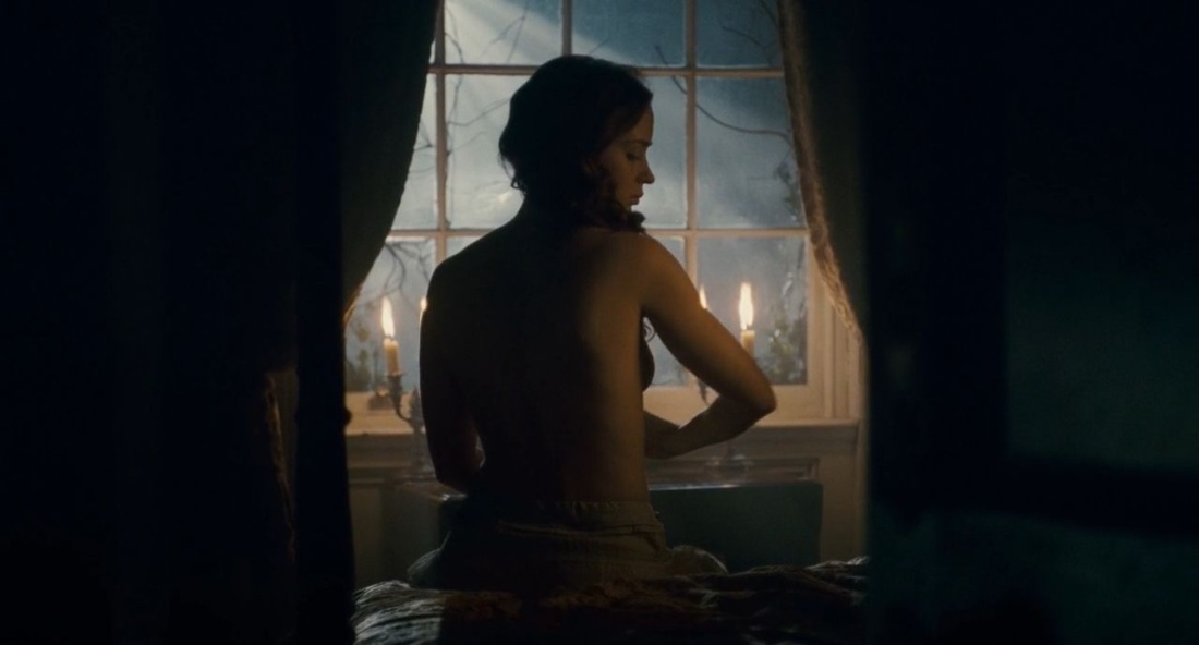 Эмили Блант грудь