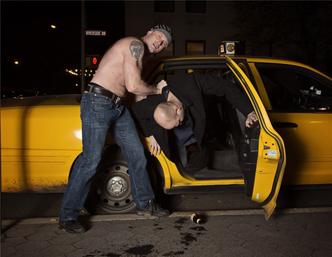 Девушка на заднем сидении авто