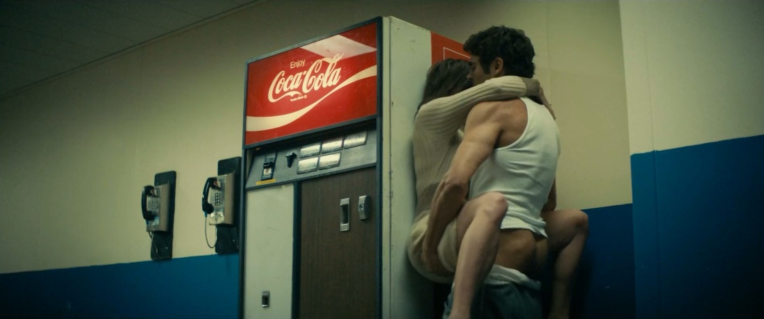 Лили Джеймс голая в фильме исключение