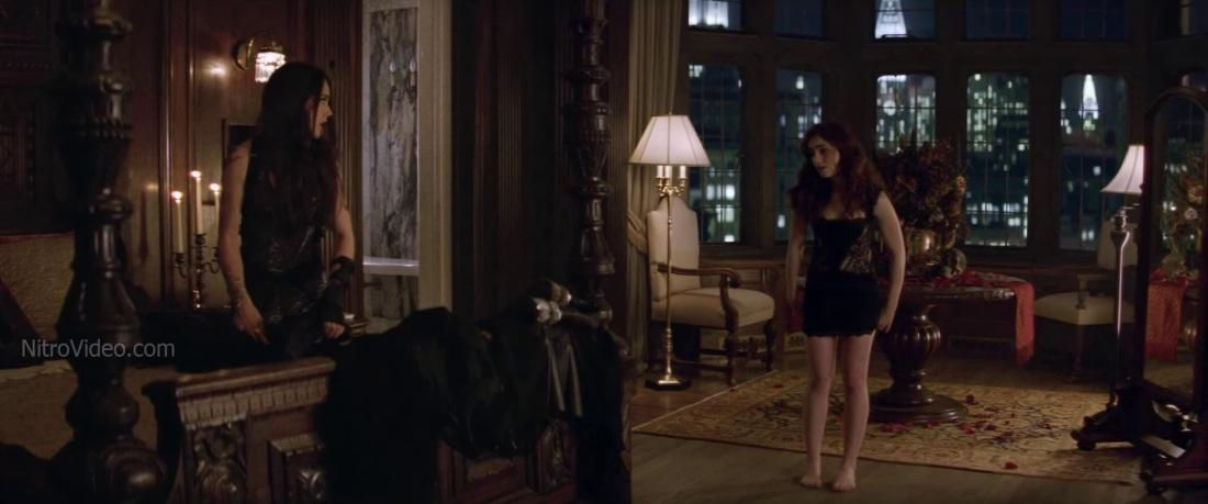 Лили Коллинз голенькая