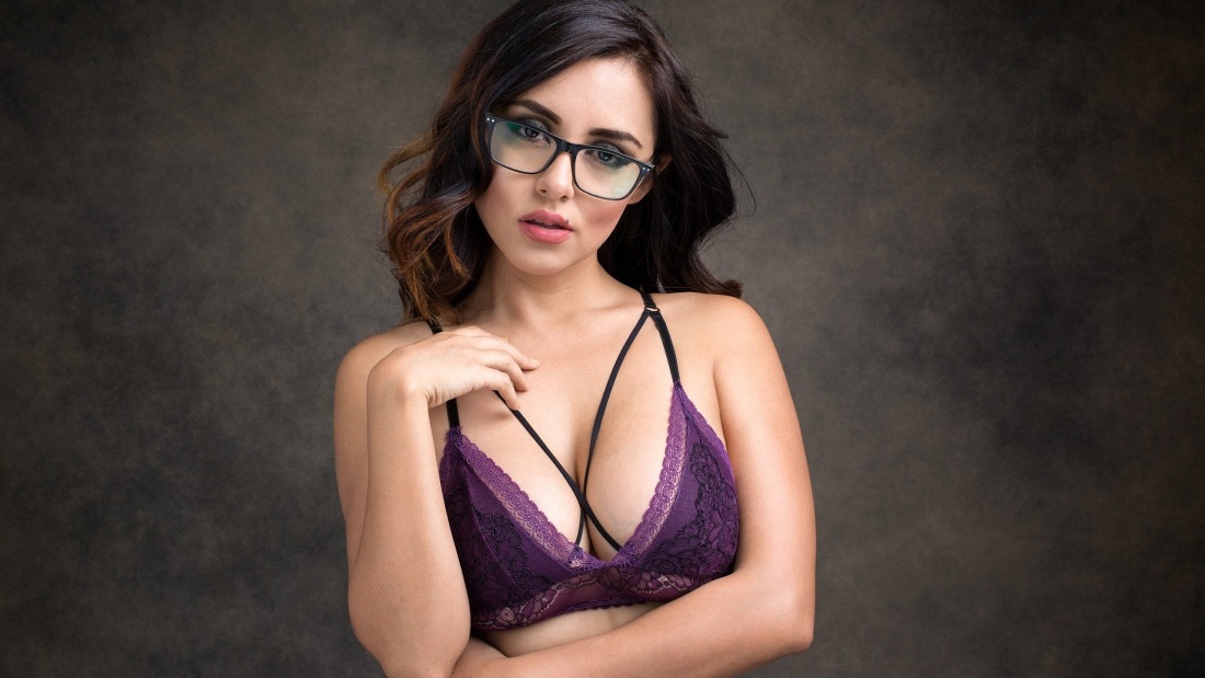 Брюнетка в очках с большой грудью