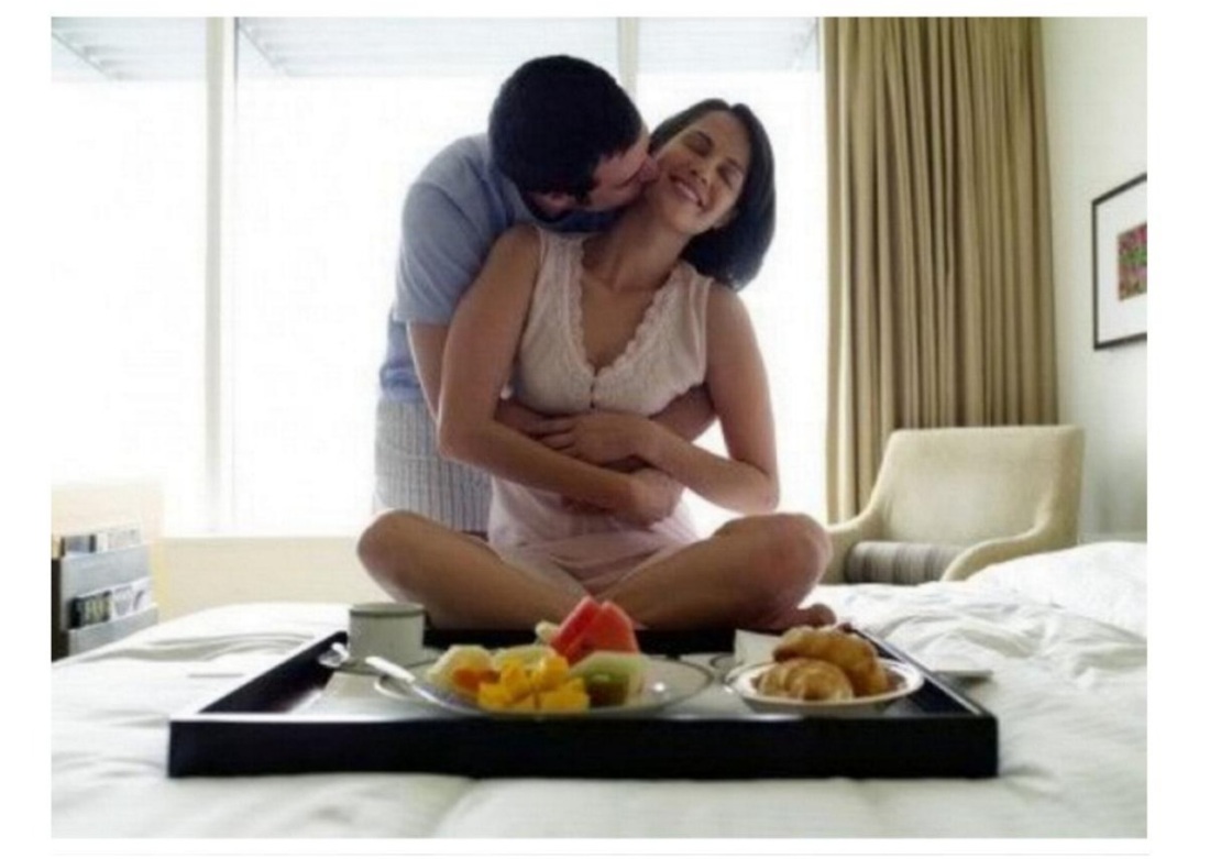 Мужчина несет завтрак в постель