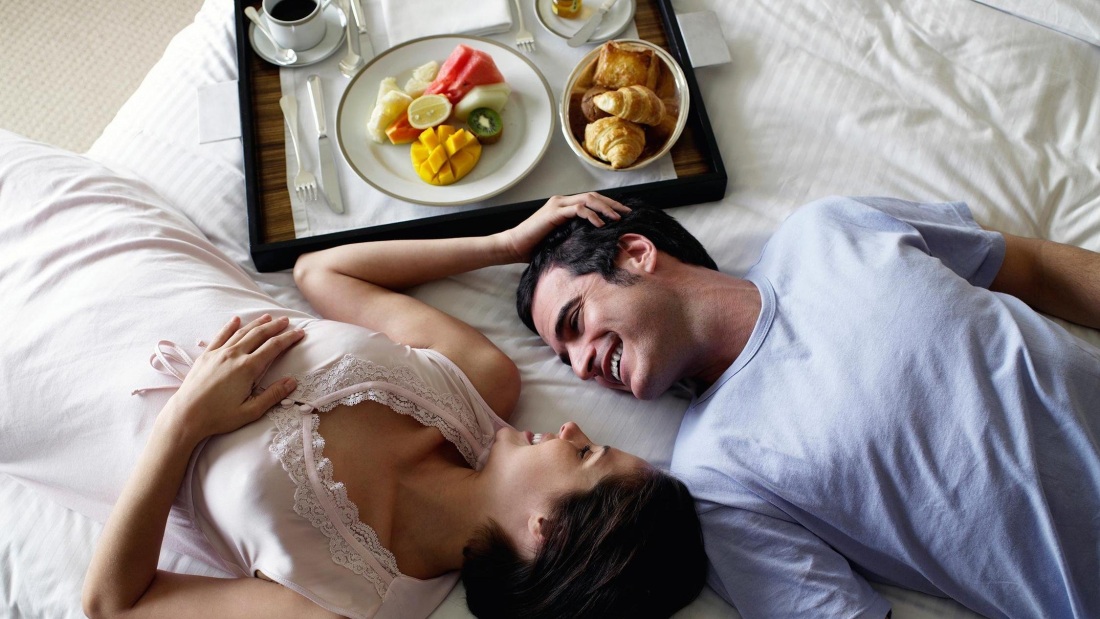 Парень и девушка завтракают