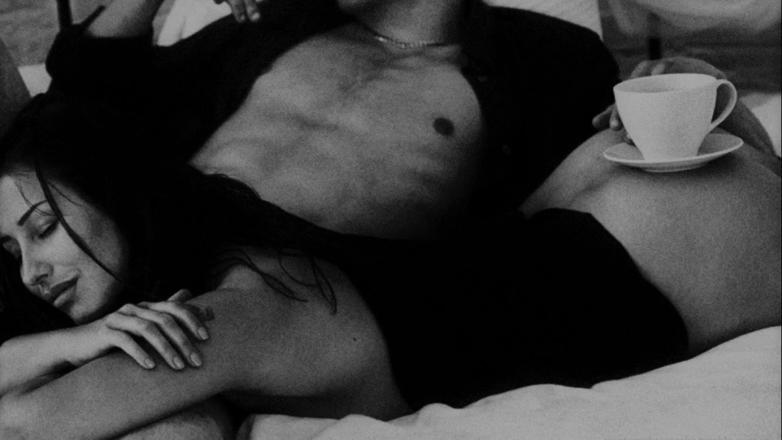 Мужчина приносит завтрак в постель