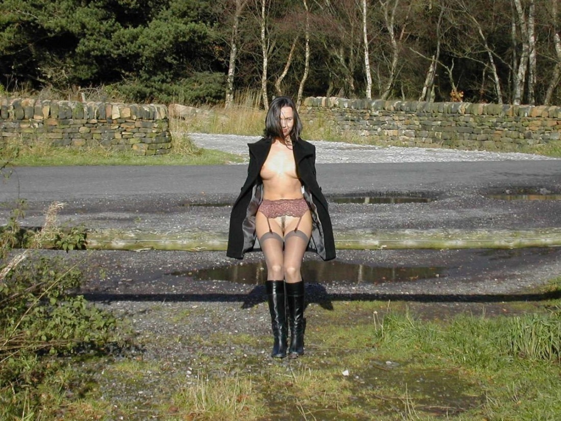 Девушки в чулках без трусов на улице