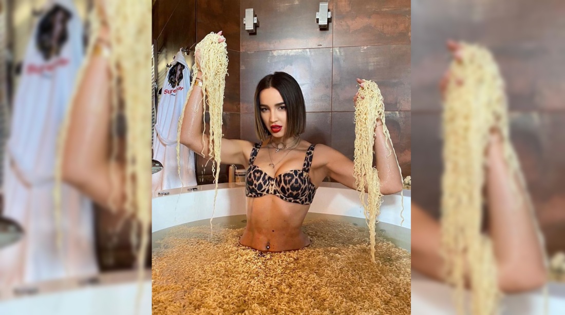 Сиськи полностью в песке