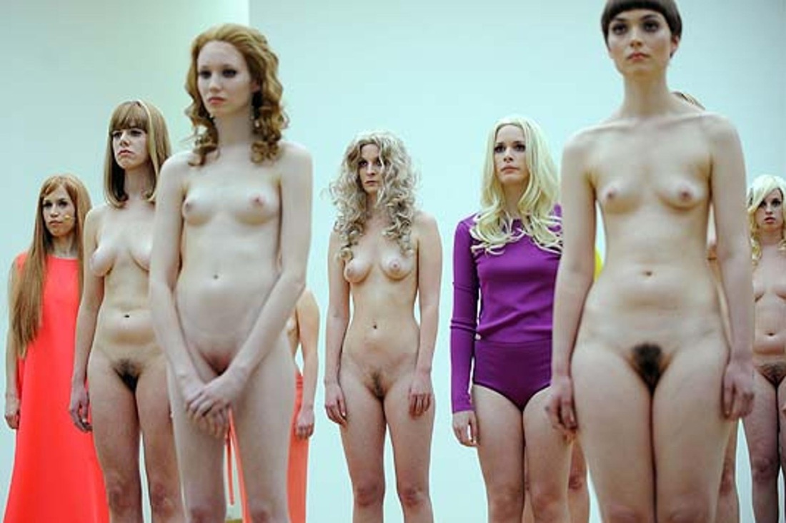 Девушки раздеваются на подиуме