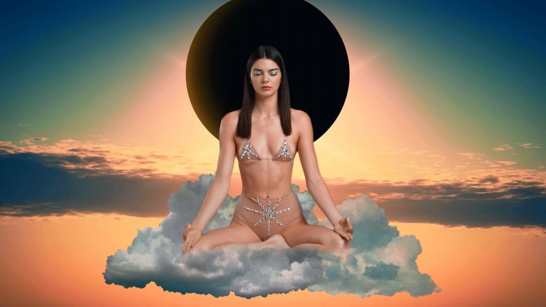 Кайли Дженнер в зеркале