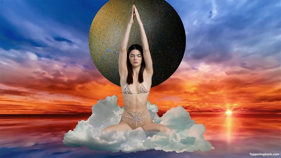 Кендалл Дженнер сиськи