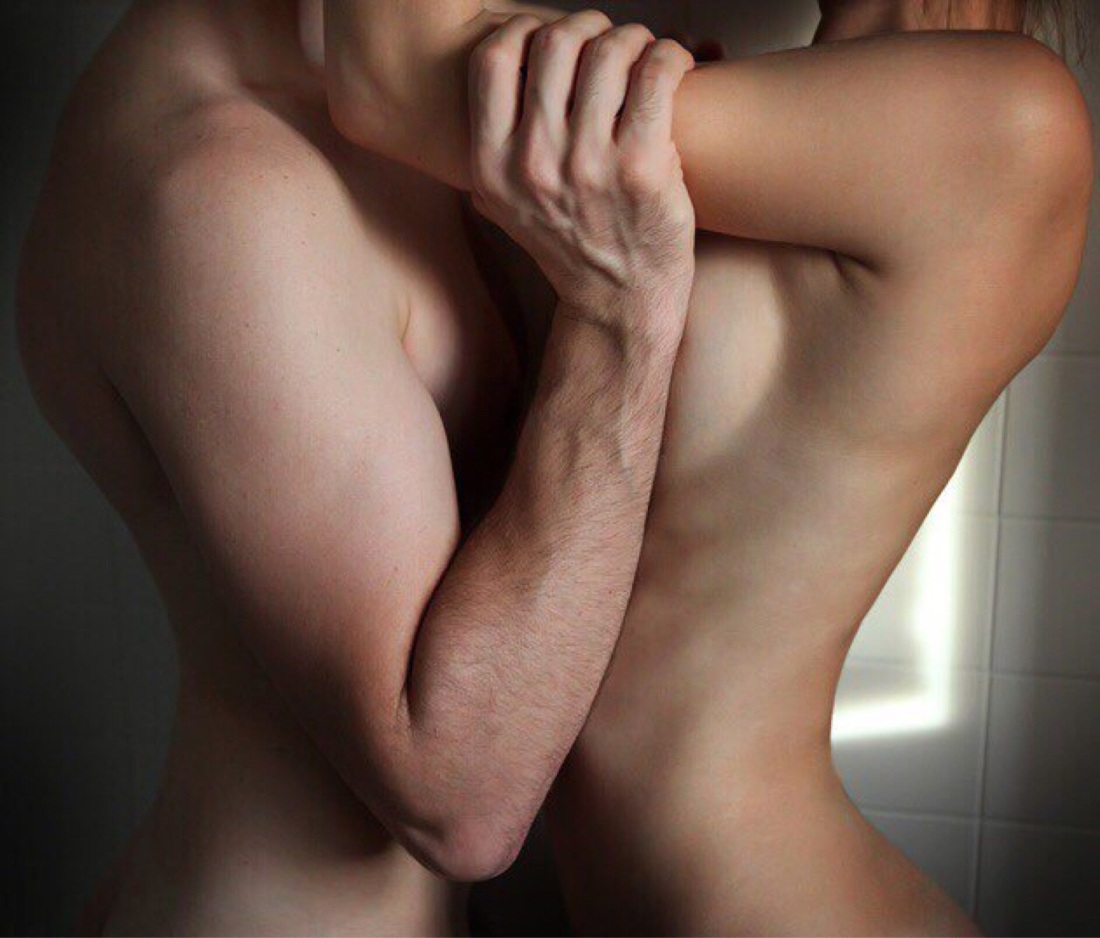 Эротические объятия со спины