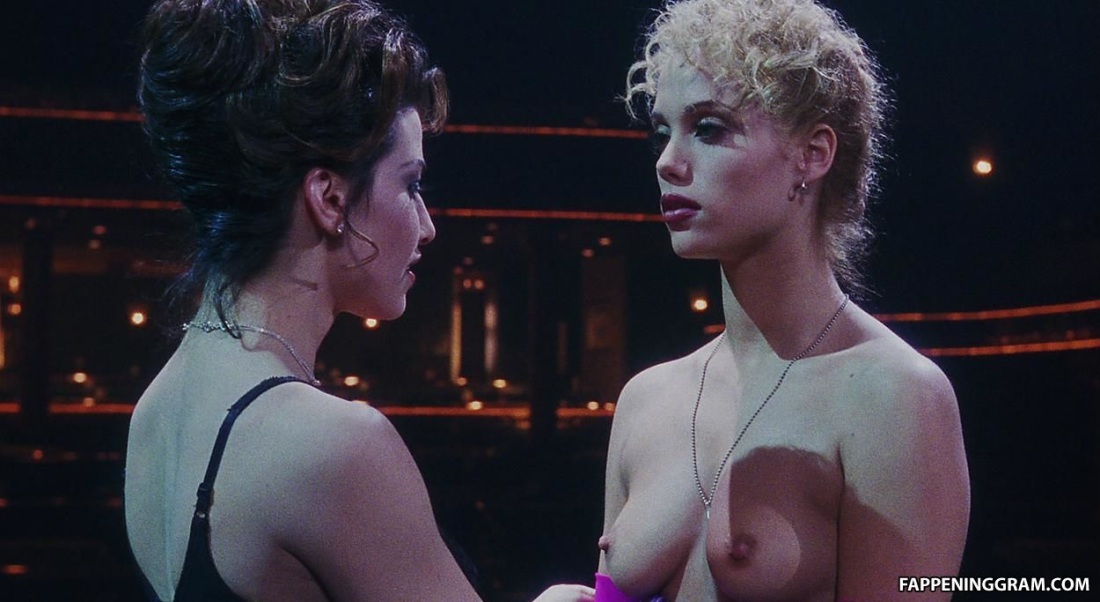 Элизабет Беркли Showgirls