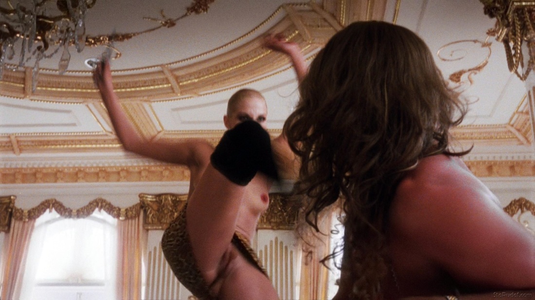 Элизабет Беркли голая в бассейне