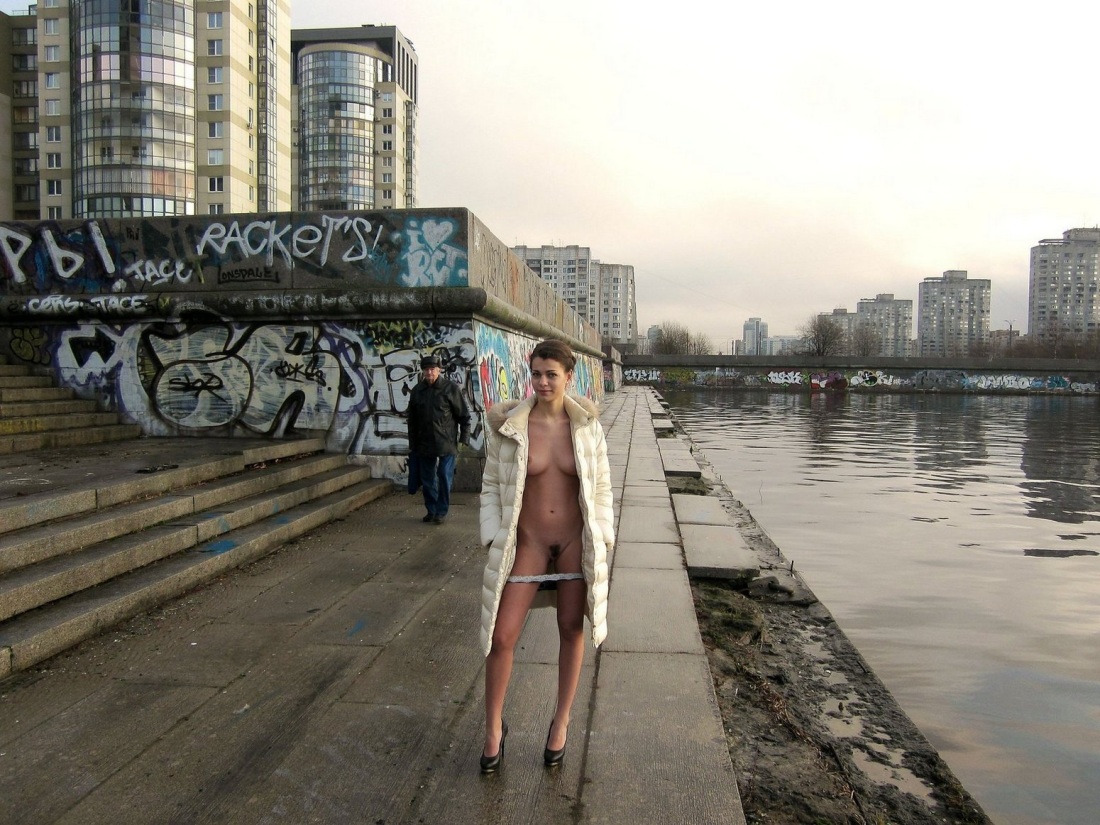 Девки голышом на набережной