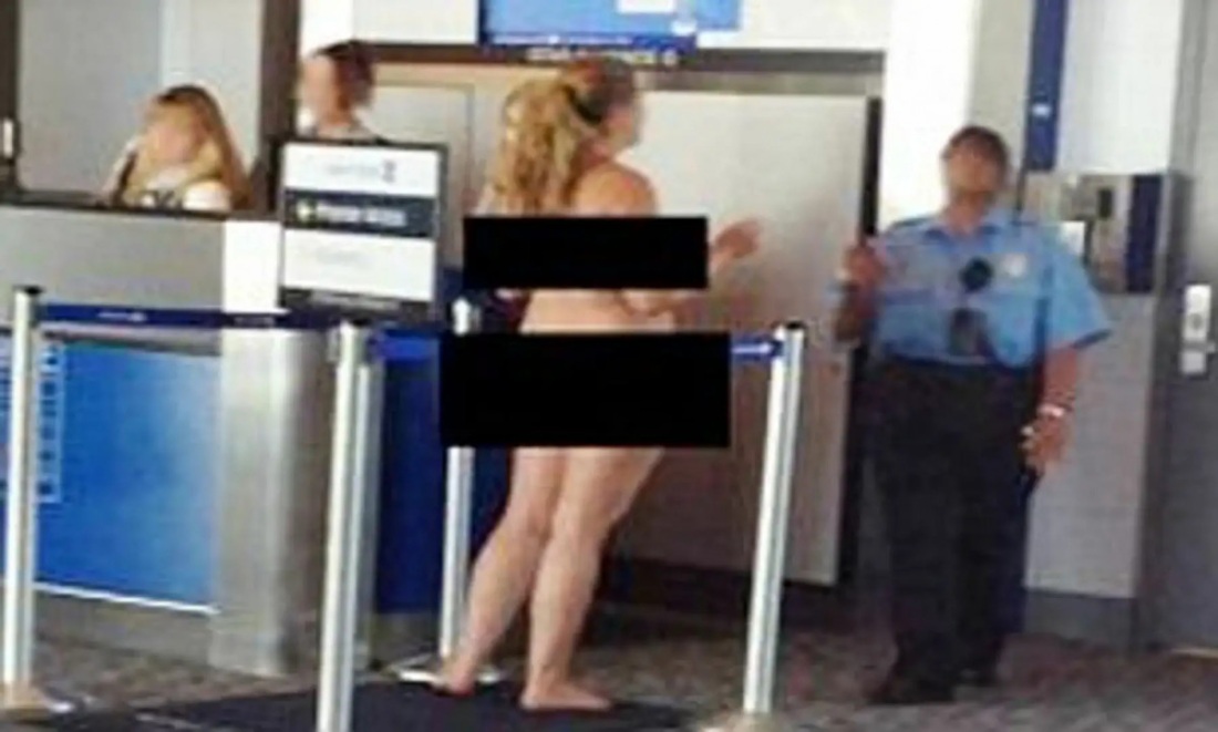 Досмотр женщин в аэропорту