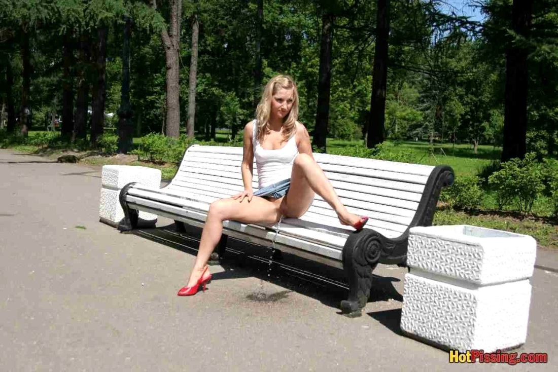 Писсинг на лавке в парке