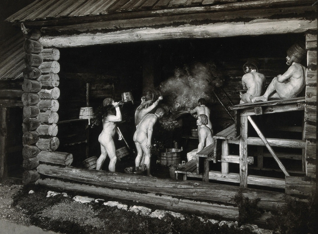 Голые женщины в деревенской бане