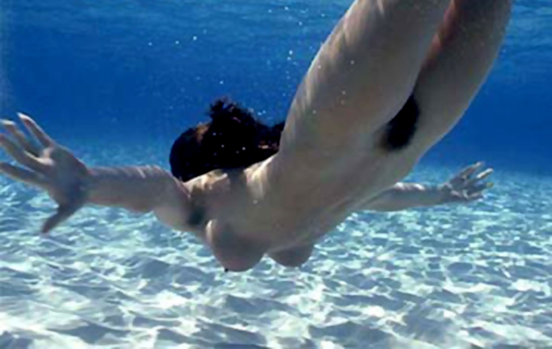 Голые под водой с небритой