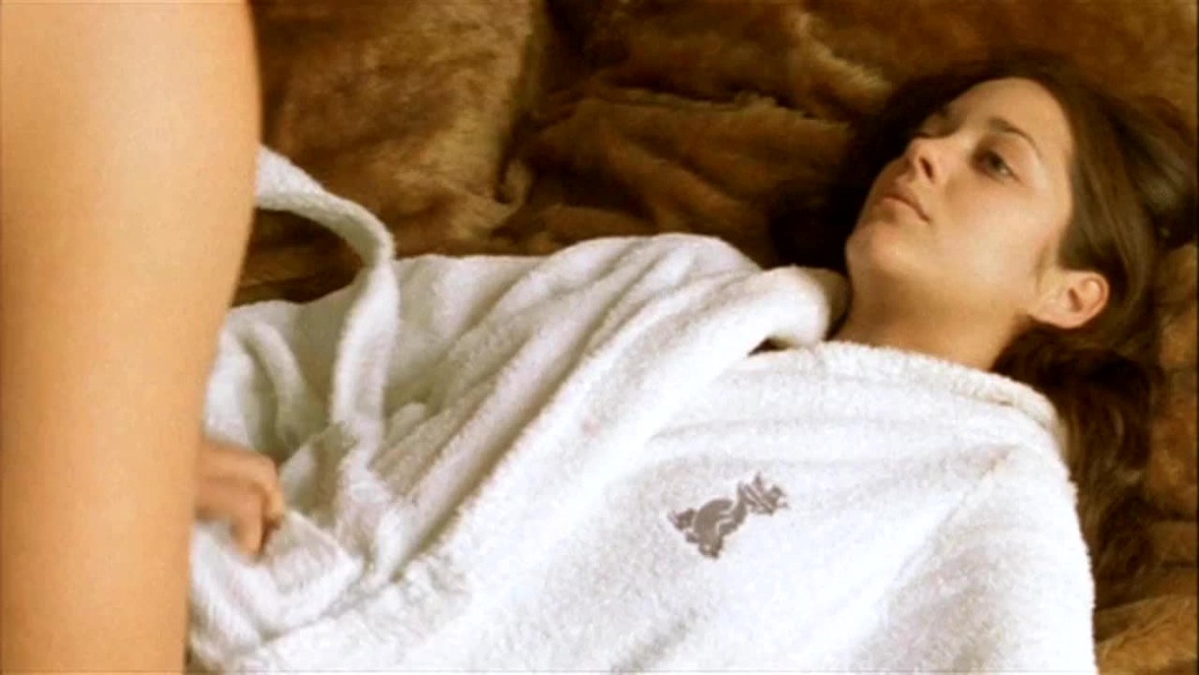 Марион Котийяр голая в фильме