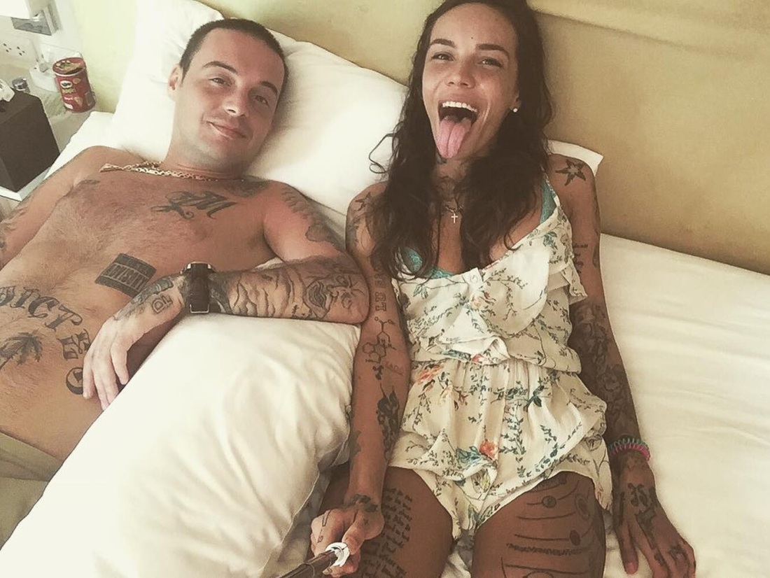 Ходит голая по гостинице