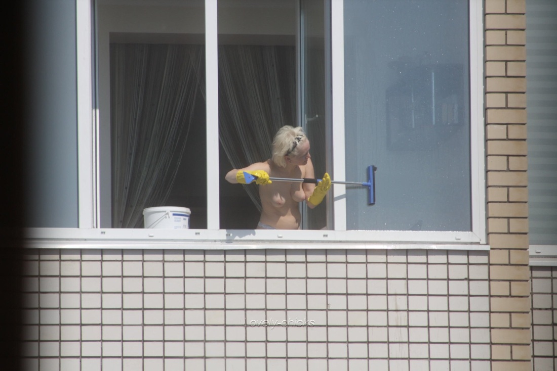 Голые женщины в окнах домов