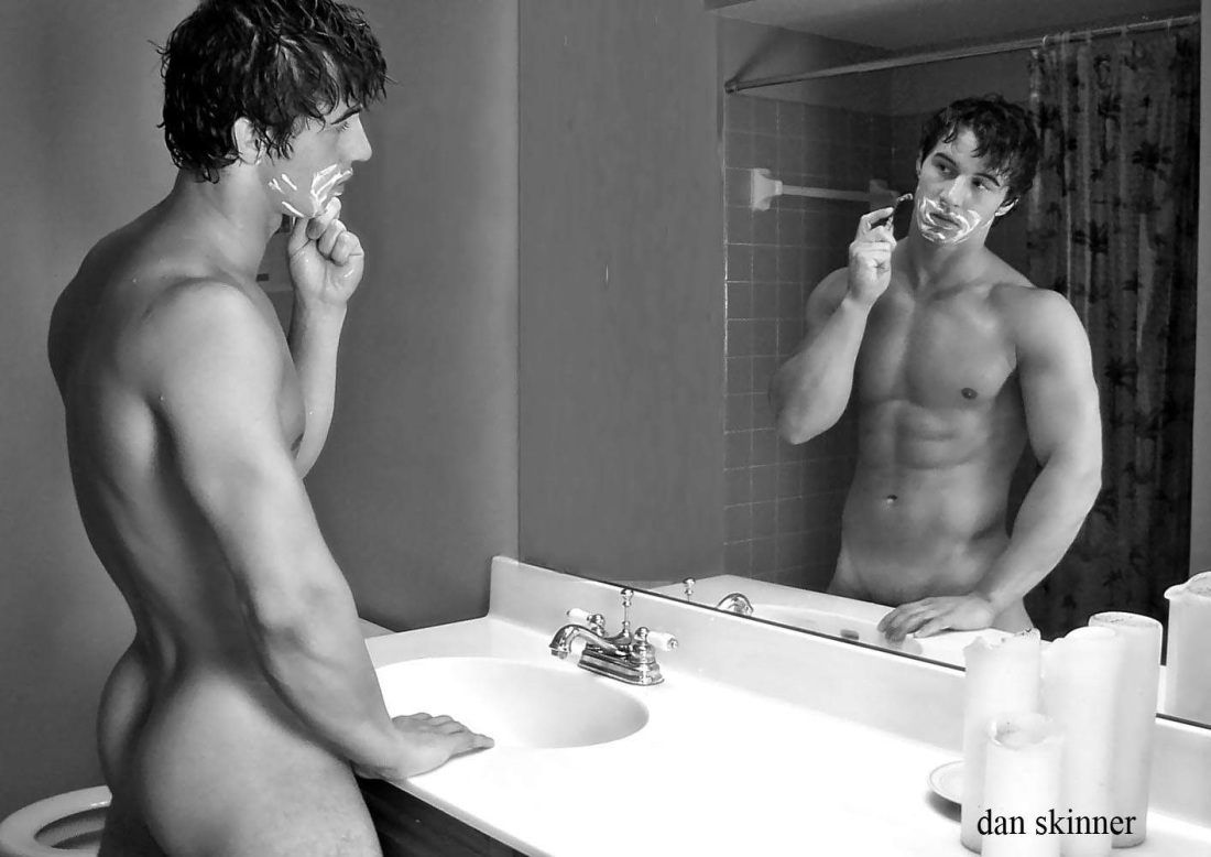 Красивый молодой голый парень с волосами