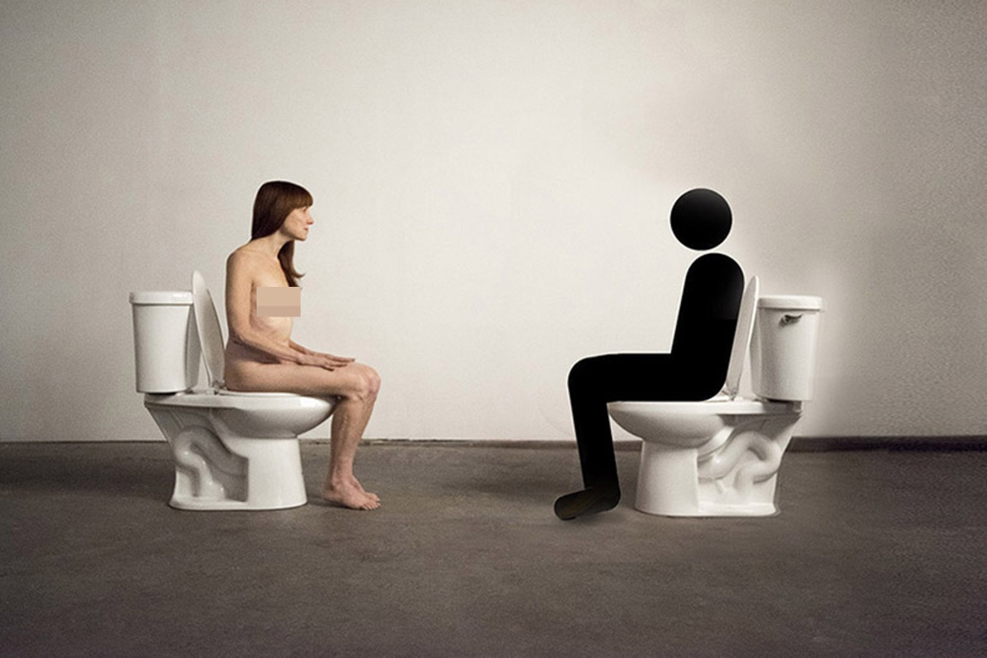 Девушка сидит на унитазе