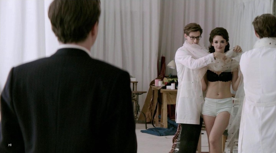 Шарлотта Ле Бон голые сиськи