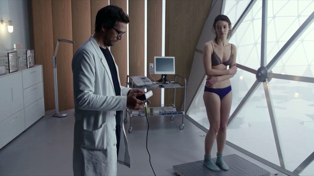 Голая Шарлотта Ле Бон Зои Нэвилл