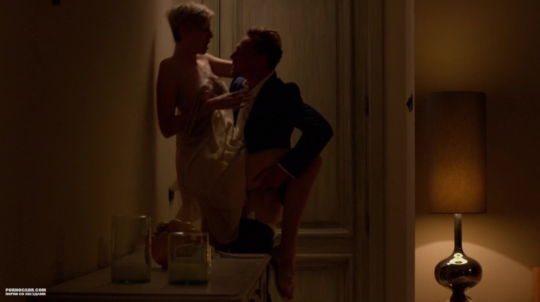 Элизабет Дебики в купальнике ночной администратор