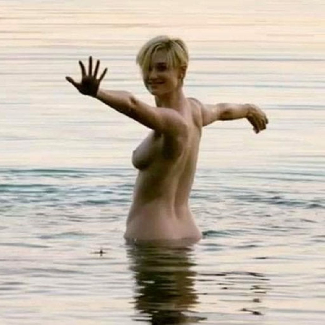 Элизабет Дебики сиськи