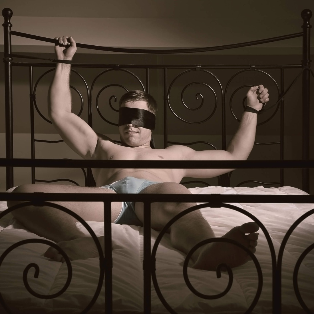 Мужчина приязан к постел