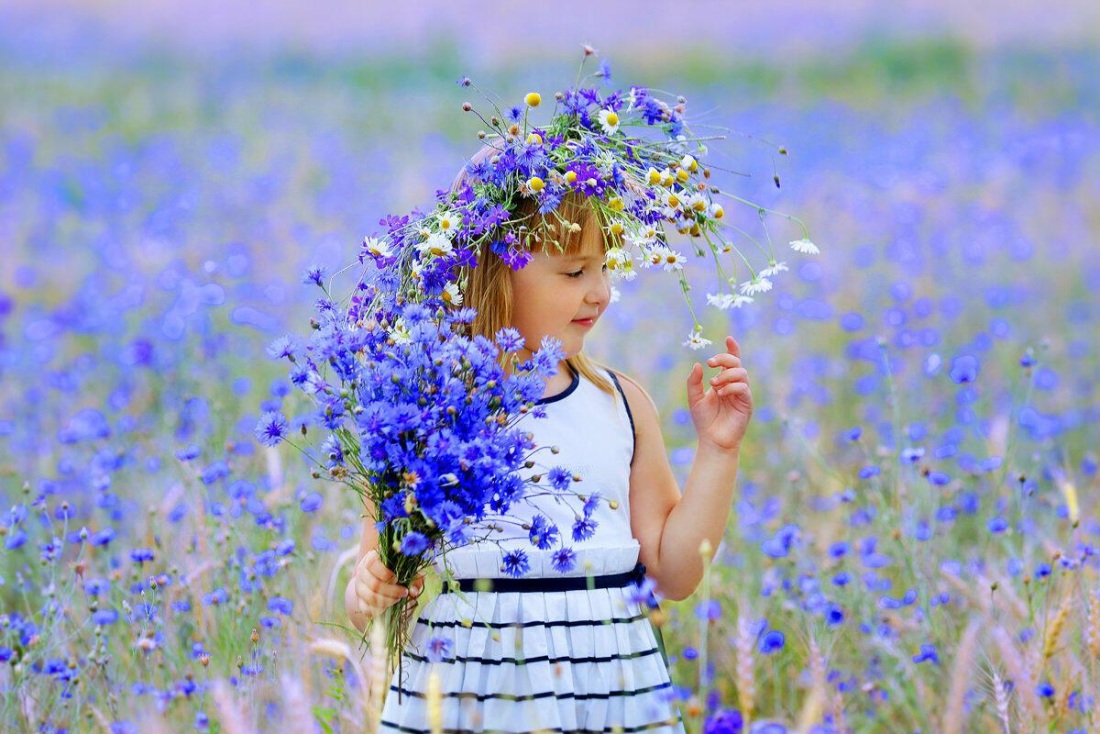 Мужчина сзади держит женщину за грудь