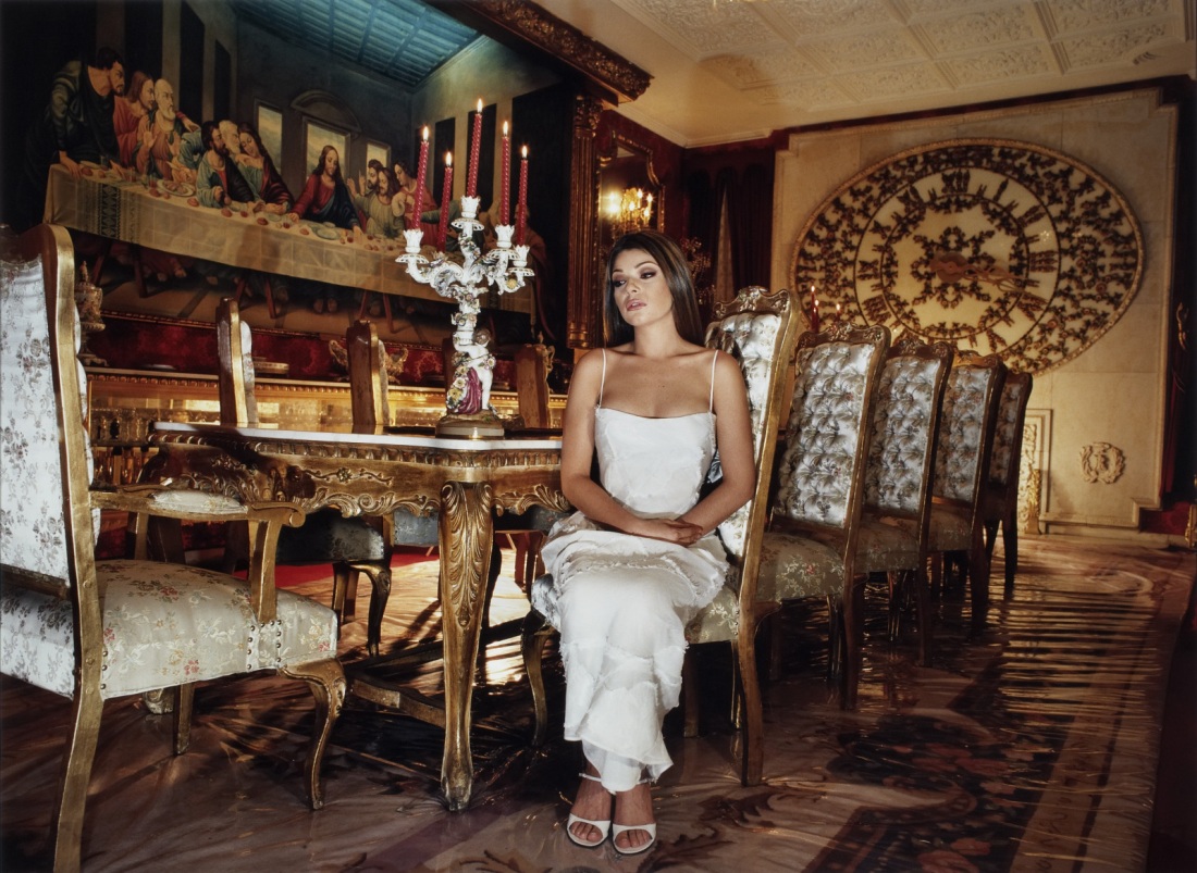 Красивая женщина в богатом доме